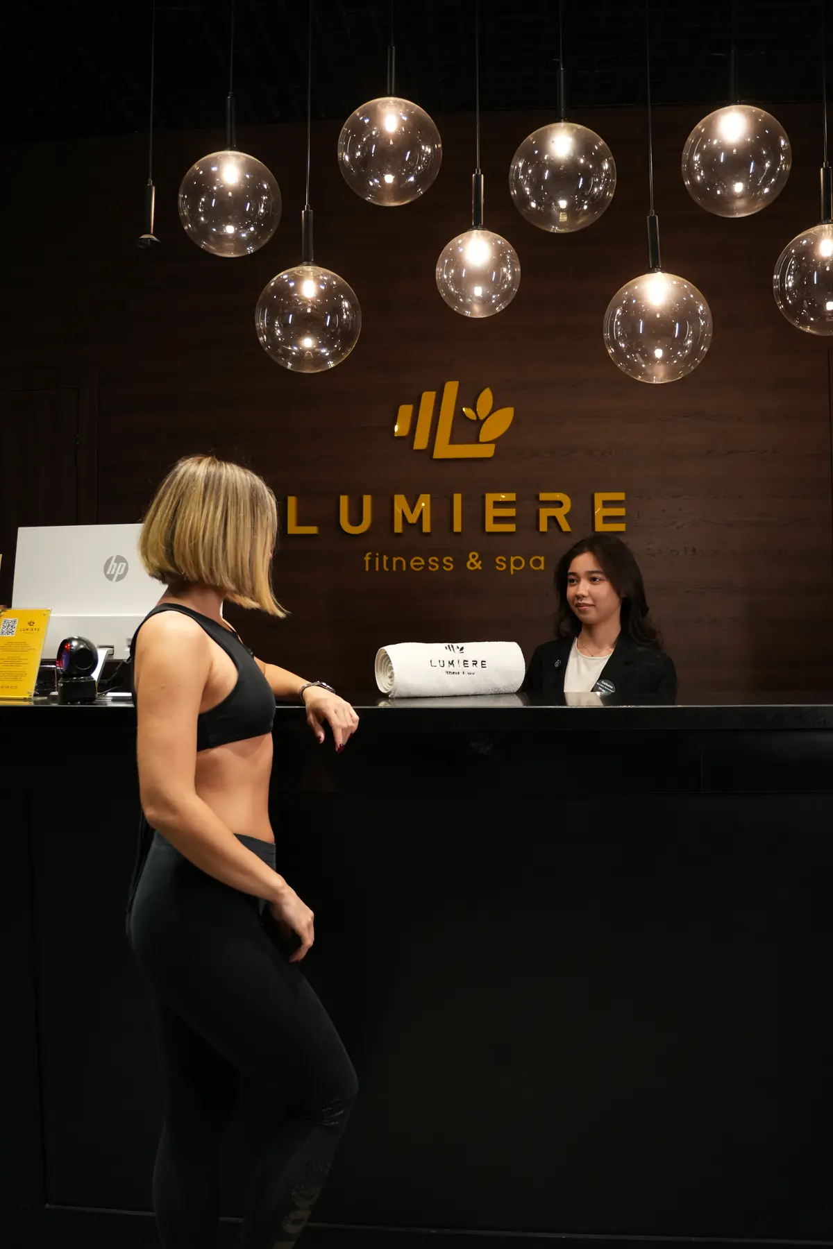 Ресепшен Lumiere, администратор встречает гостя